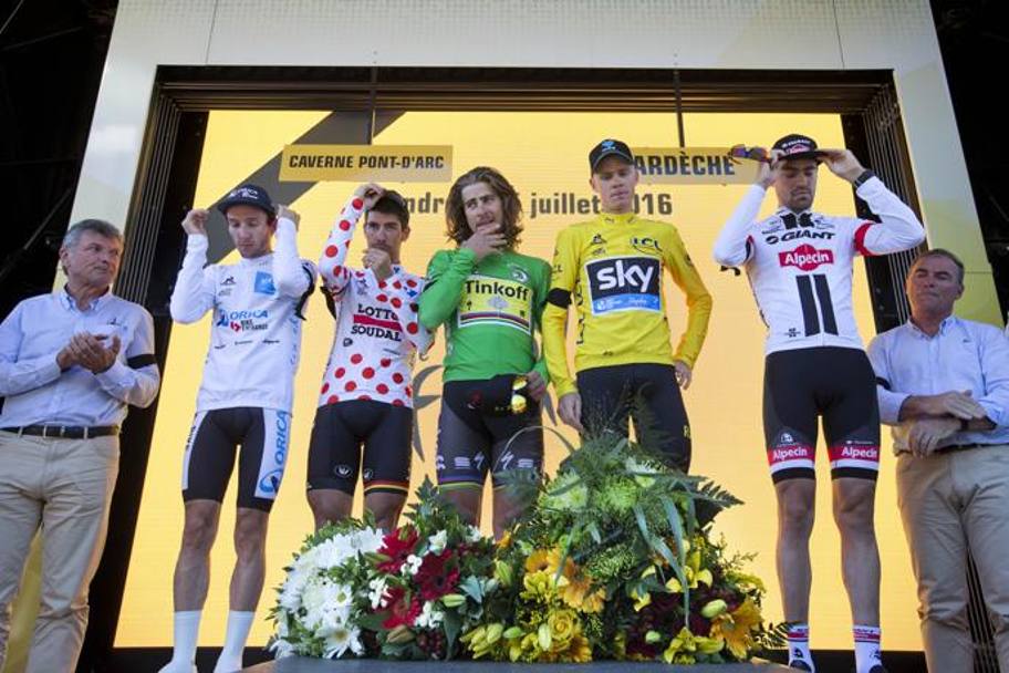 Da sinistra, Yates, De Gendt, Sagan, Froome e Dumoulin. Ap